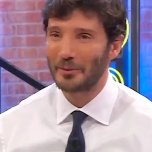 Affari Tuoi, Stefano De Martino in lacrime: quel dettaglio sulla morte del padre che non è passato inosservato