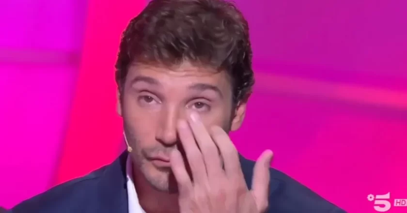 Stefano De Martino e le parole in tv per il padre Enrico: “Chi se ne va non lascia un vuoto”