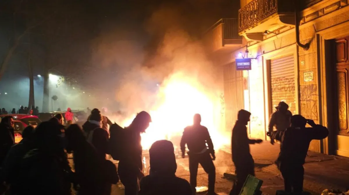 Torino, corteo per Askatasuna degenera in guerriglia: poliziotto aggredito, scontri, feriti e attacco ai giornalisti durante la manifestazione.