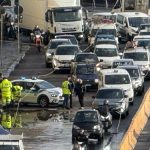 Paura in Italia, si apre una voragine in pieno centro. Traffico in tilt