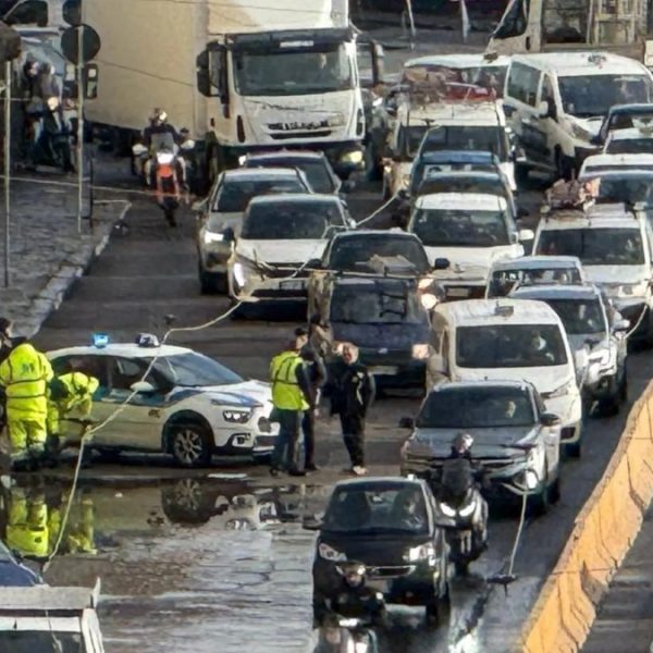 Paura in Italia, si apre una voragine in pieno centro. Traffico in tilt