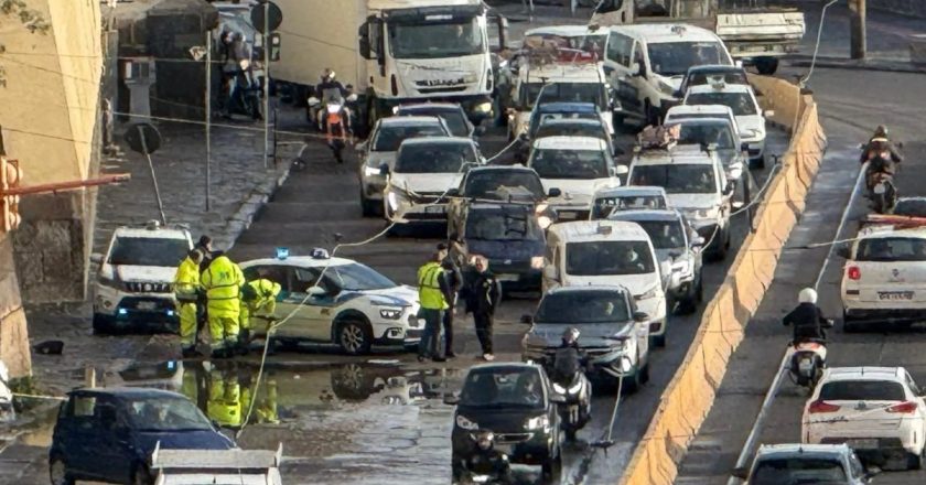 Paura in Italia, si apre una voragine in pieno centro. Traffico in tilt