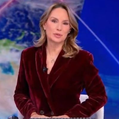 “E ora…”. Poi la giornalista del Tg5 si ferma e tutti senza parole tra pubblico e studio