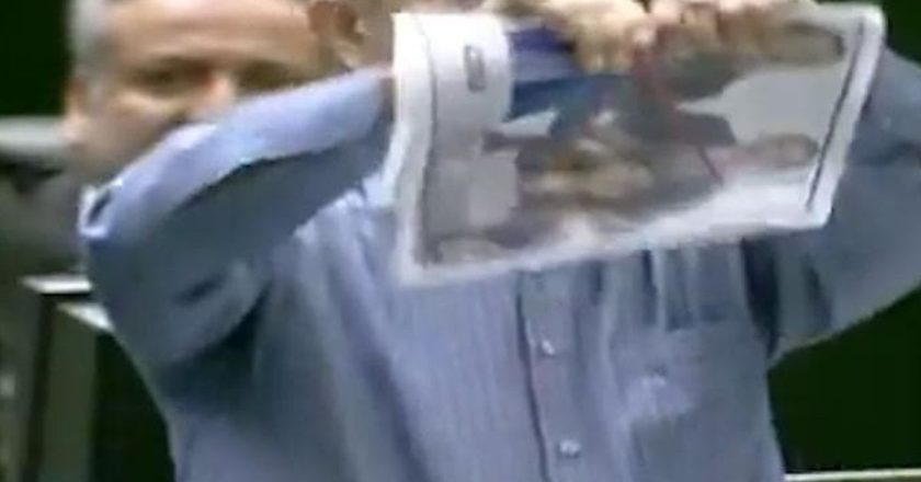 Iran, deputato strappa la foto dei leader europei: c’è anche Mattarella. Convocato l’ambasciatore di Teheran