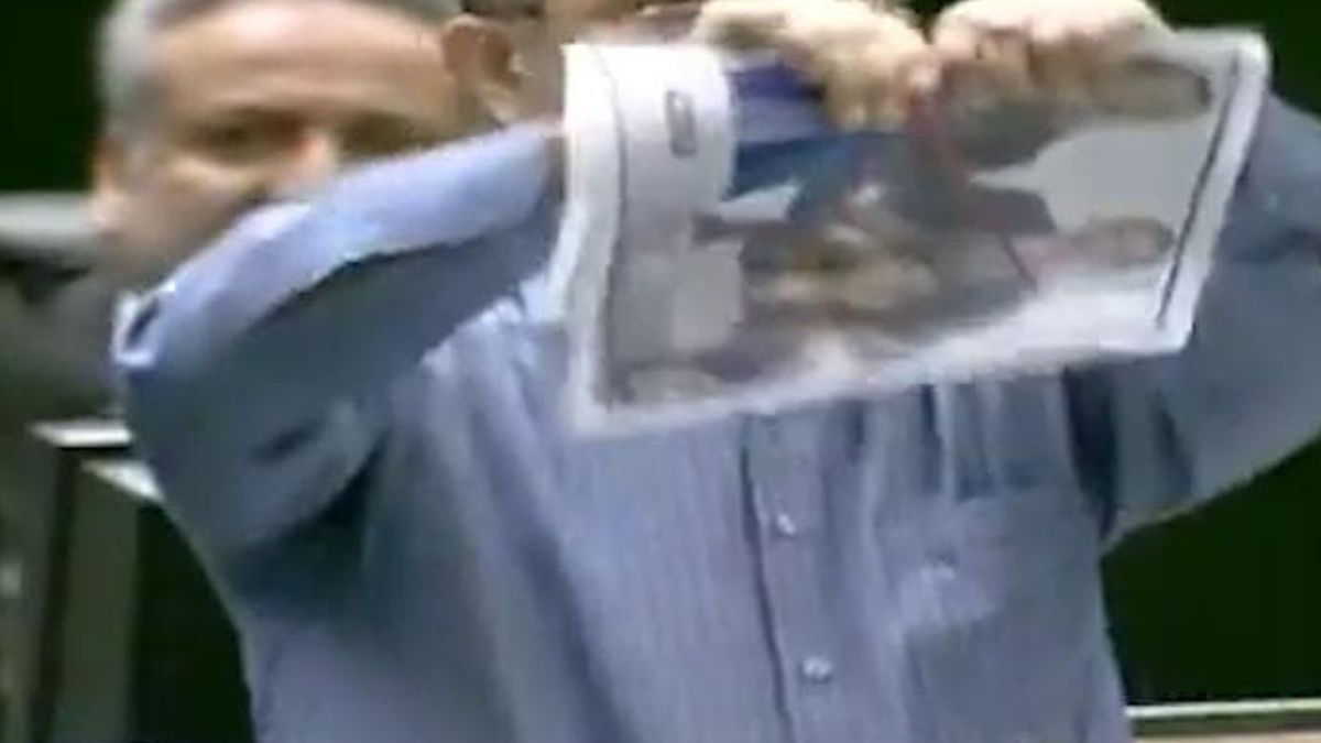 Iran, deputato strappa la foto dei leader europei: c’è anche Mattarella. Convocato l’ambasciatore di Teheran Foto-1200x670-2-6