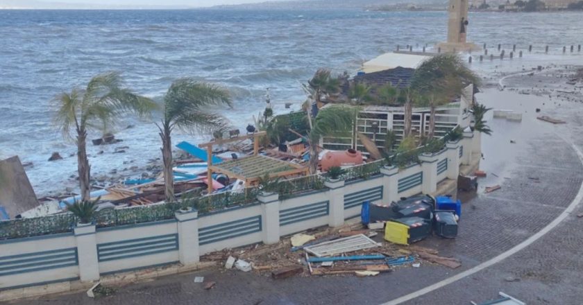 Maltempo a Reggio Calabria, distrutto da una mareggiata il Lungomare: “Il chilometro più bello d’Italia”