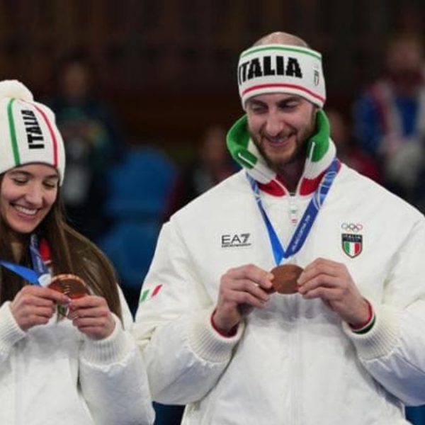 “Dedichiamo la medaglia a lei”: olimpiadi, la decisione scatena le polemiche