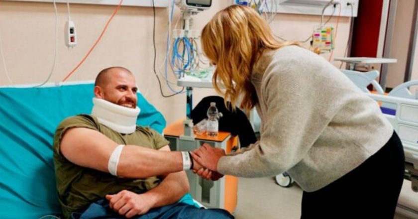 “Neanche un graffio”. La sinistra prende in giro così i poliziotti feriti: è bufera