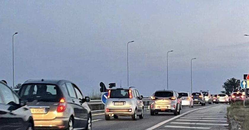 Incidente sulla statale, traffico completamente bloccato. Soccorsi sul posto, file per chilometri