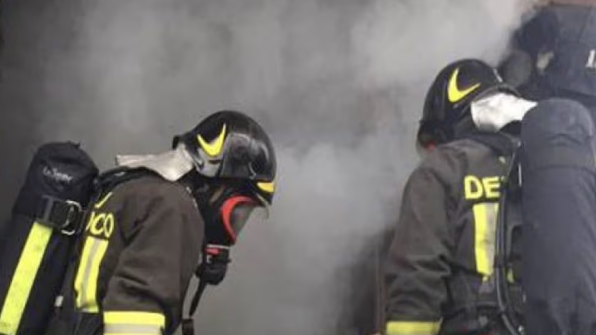 Incendio nella stazione italiana, fiamme e fumo vicino ai binari. Treni in tilt e persone in fuga Incendio nella stazione