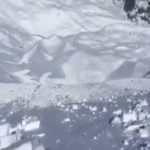 Italia, enorme valanga travolge un gruppo di persone. Soccorsi e ricerche sul posto