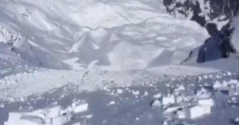 Italia, enorme valanga travolge un gruppo di persone. Soccorsi e ricerche sul posto