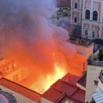 Napoli, incendio al teatro Sannazaro. Vigili del fuoco al lavoro