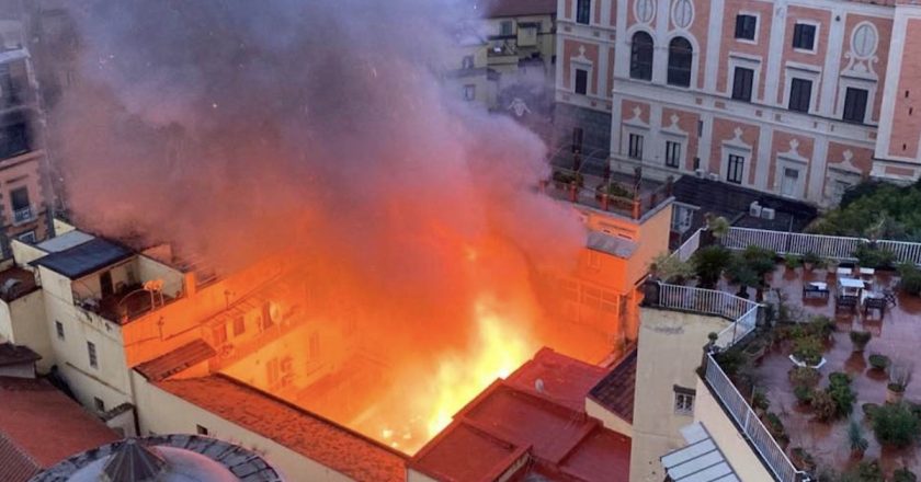Napoli, incendio al teatro Sannazaro. Vigili del fuoco al lavoro