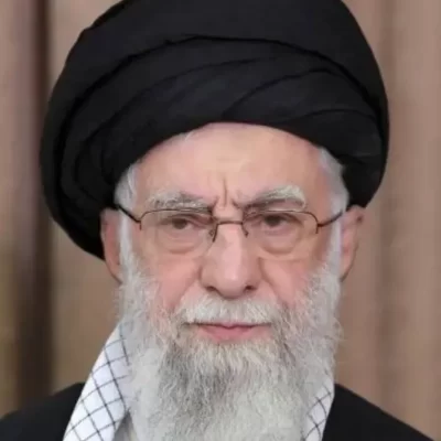 Usa e Israele attaccano l’Iran: oltre 200 morti, ipotesi morte Khamenei. Hormuz chiuso, Meloni convoca vertice urgente