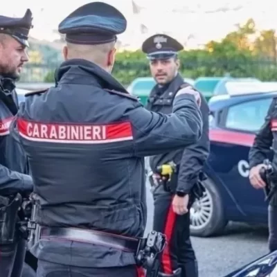 “Bimbo chiuso in auto sotto il sole”: intervengono i carabinieri