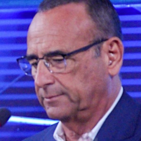 “Scusate, devo andare”. Sanremo, perché Carlo Conti ha abbandonato improvvisamente la conferenza stampa