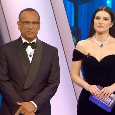 Sanremo 2026, diretta quarta serata: scatta il bacio tra le due