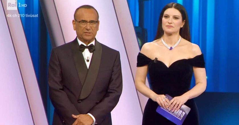 Sanremo 2026, diretta quarta serata: scatta il bacio tra le due