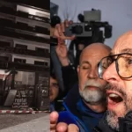 Crans-Montana, Moretti aggrediti davanti al tribunale: urla e minacce dei familiari delle vittime