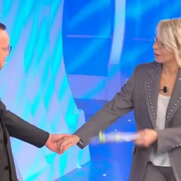 C’è Posta per te, Gigi D’Alessio sorprende il pubblico e Maria De Filippi