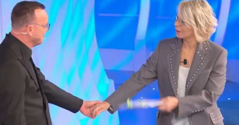 C’è Posta per te, Gigi D’Alessio sorprende il pubblico e Maria De Filippi