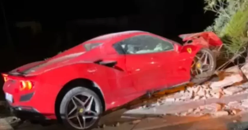 Ferrari F8 si schianta sul lungomare di Gela: auto distrutta, due giovani feriti