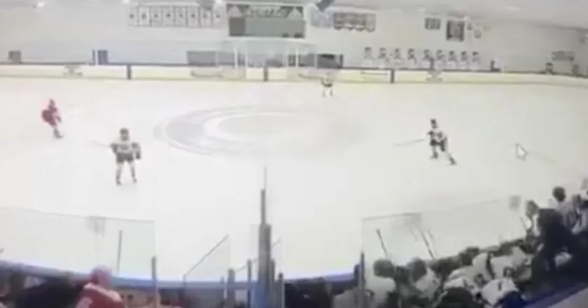 Hockey su ghiaccio, sparatoria durante partita scolastica a Pawtucket: tre morti e tre feriti, l’assalitore si suicida