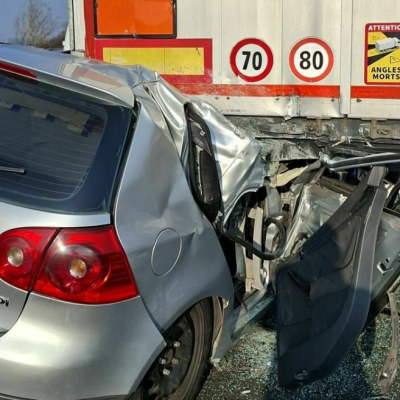 Tragedia in A4, auto si incastra sotto il tir: due morti
