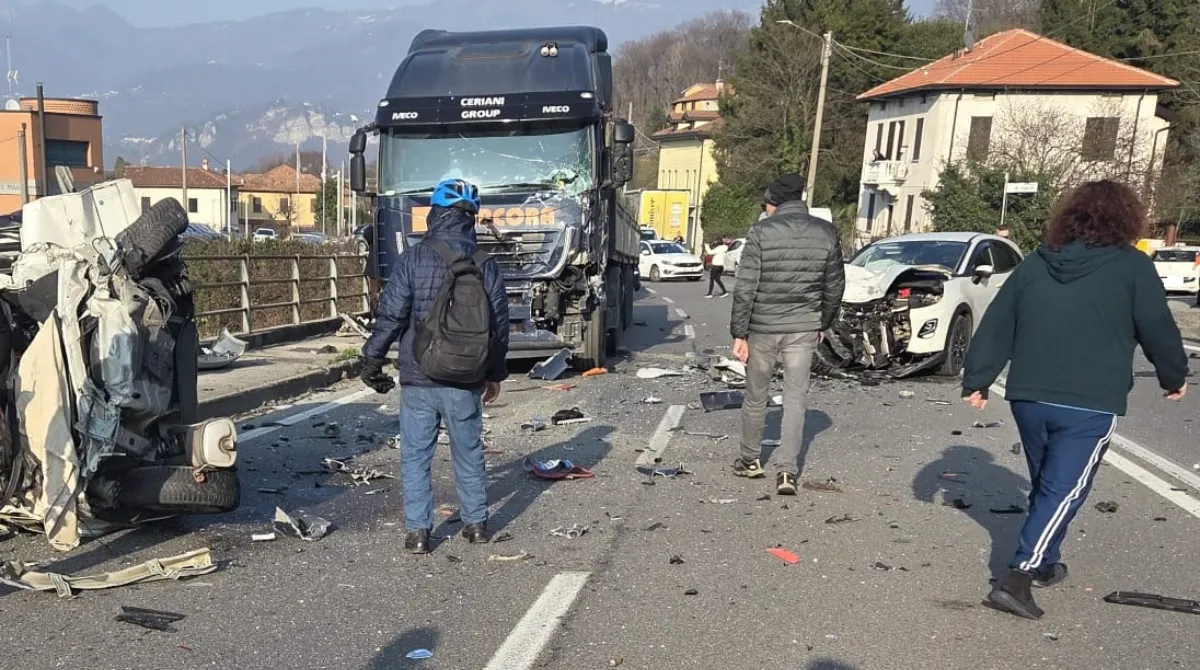 Incidente a Calco, scontro tra tre auto sulla provinciale 342: morti due uomini, due giovani feriti incidente (11)