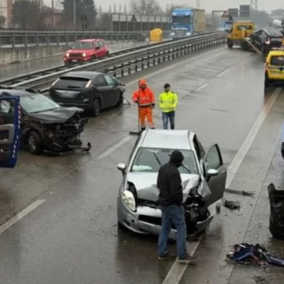 Spaventoso incidente stradale, più mezzi coinvolti: traffico paralizzato