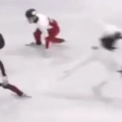 Milano-Cortina 2026, pattinatore perde il controllo e travolge un cameraman nello Short Track: attimi di paura sul ghiaccio