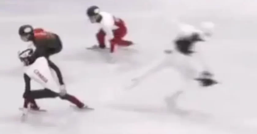 Milano-Cortina 2026, pattinatore perde il controllo e travolge un cameraman nello Short Track: attimi di paura sul ghiaccio