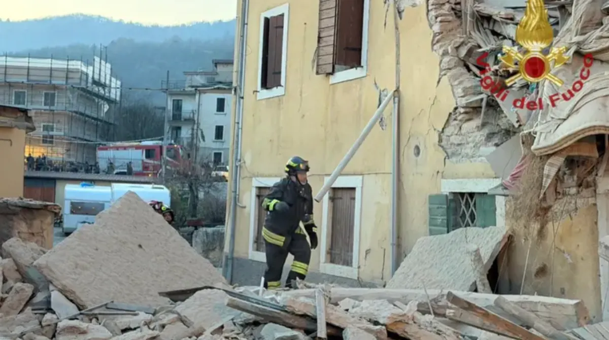 Verona, esplode e crolla palazzina a Negrar: quattro persone coinvolte, due sotto le macerie palazzo