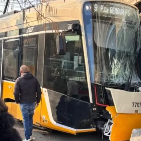 Tram deraglia a Milano e si schianta contro un palazzo: investite più persone in viale Vittorio Veneto