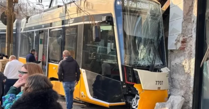Tram deragliato a Milano, conducente indagato per disastro ferroviario: sequestri nella sede Atm