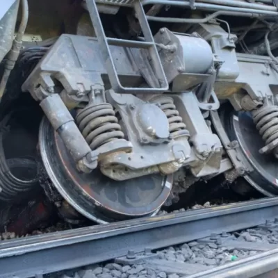 Svizzera, treno deraglia travolto da una valanga nel Canton Vallese: feriti sulla linea Frutigen-Brig