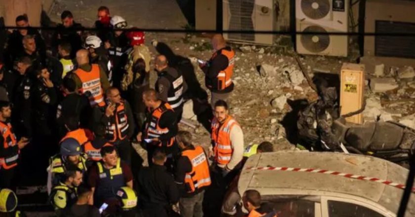 Guerra, Katz: “Ucciso il ministro dell’Intelligence iraniana”. Giustiziato in Iran un cittadino svedese, italiani in fuga dal Bahrein con pullman. Aeroporto colpito da detriti