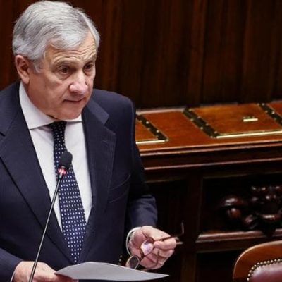 Guerra Iran, drone contro base RAF a Cipro e nuova escalation nel Golfo: Tajani avverte sul rischio atomico