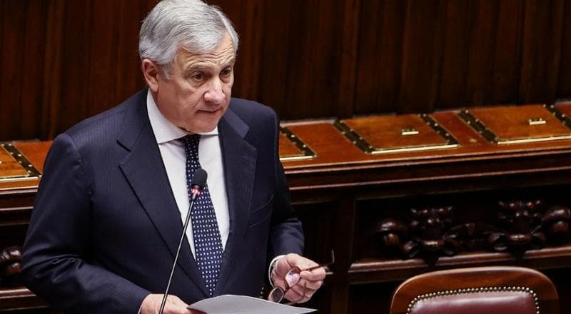 L’Iran conferma: “Ucciso Khamenei”. Trump: “Meglio che Teheran non reagisca”. Nuova ondata di missili e droni