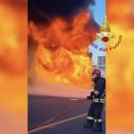 Camion in fiamme, rogo spaventoso in autostrada: code per chilometri, tutto bloccato