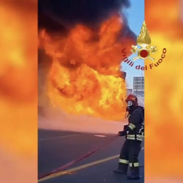 Camion in fiamme, rogo spaventoso in autostrada: code per chilometri, tutto bloccato