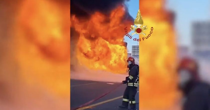 Camion in fiamme, rogo spaventoso in autostrada: code per chilometri, tutto bloccato