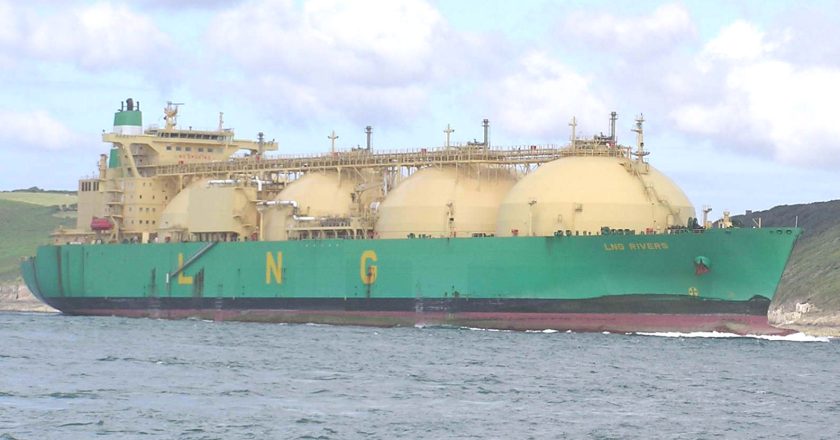 Nave cisterna russa in fiamme nel Mediterraneo: la situazione