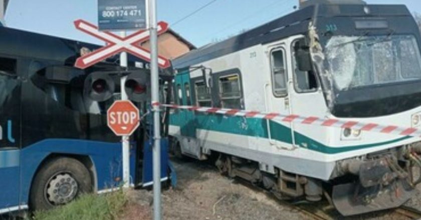 Italia, bus pieno di studenti si schianta contro un treno. Bilancio grave