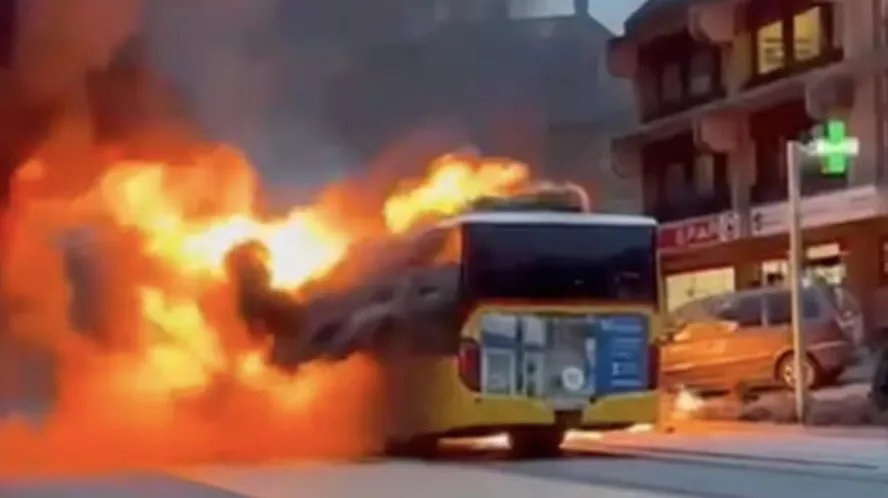Devastante incendio su un autobus: sei morti e quattro feriti gravi autobus svizzera
