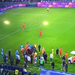 “Sta per diventare papà”. Serie A sotto choc, il campione si accascia in campo: portato via in ambulanza