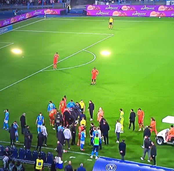 “Sta per diventare papà”. Serie A sotto choc, il campione si accascia in campo: portato via in ambulanza