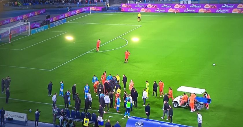 “Sta per diventare papà”. Serie A sotto choc, il campione si accascia in campo: portato via in ambulanza