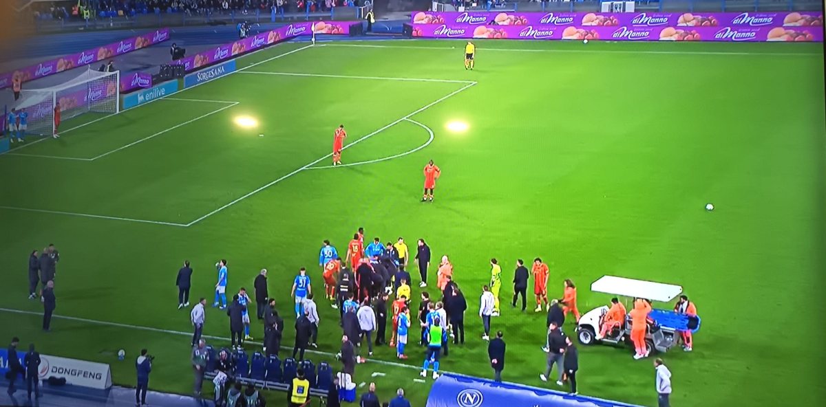 "Sta per diventare papà". Serie A sotto choc, il campione si accascia in campo: portato via in ambulanza malore in campo